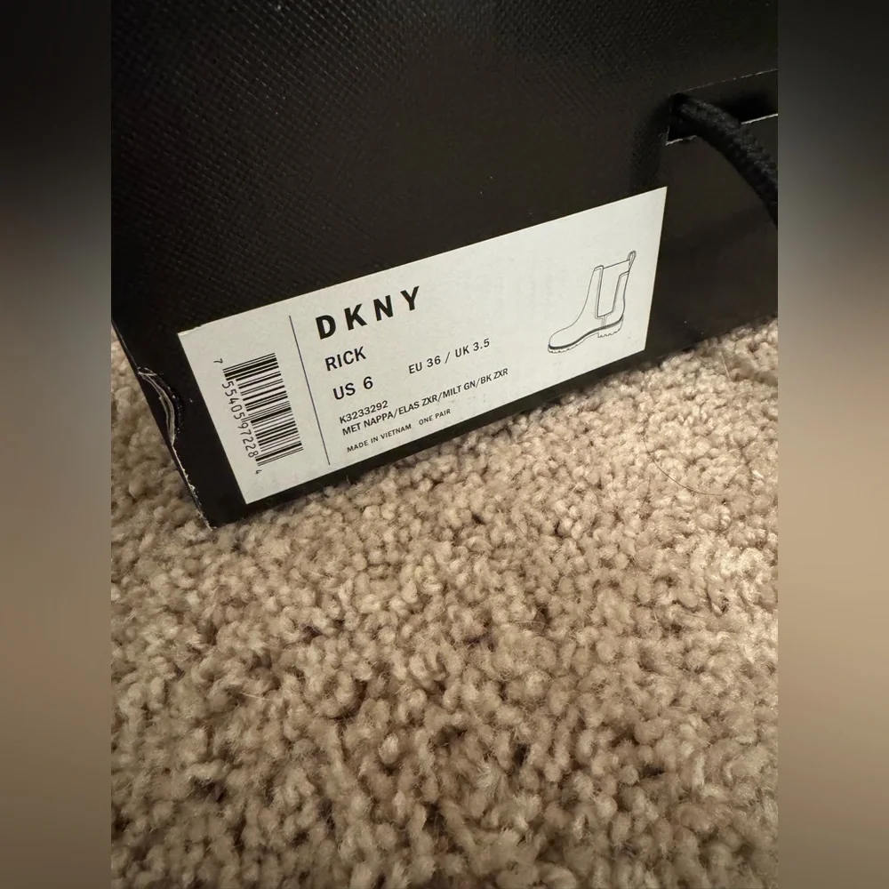 NIB- DKNY Chelsea boot